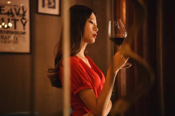 让处女男酒后想念的女人