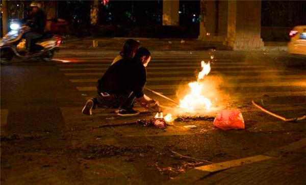 鬼节十字路口烧纸