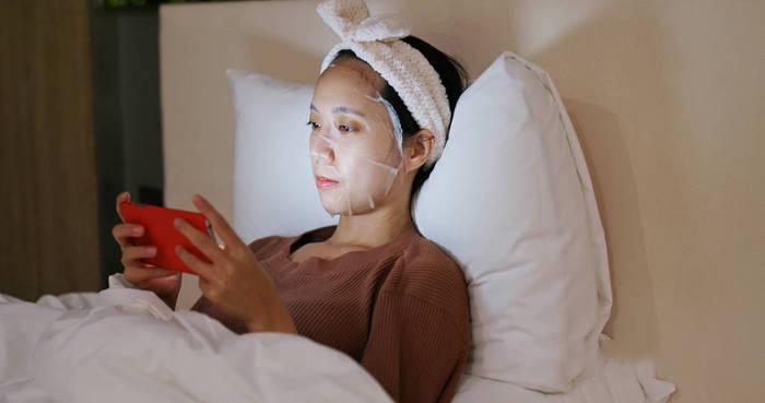 一边熬夜一边敷面膜
