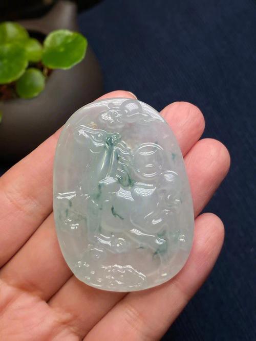 属马的戴什么翡翠挂件好,这几种吊坠都可以