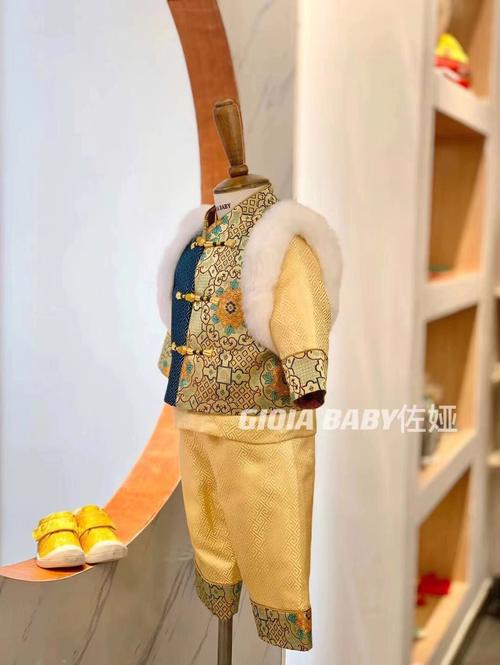 属鼠人拜年怎么穿衣服