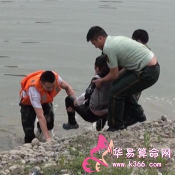 梦见救跳河的妻子