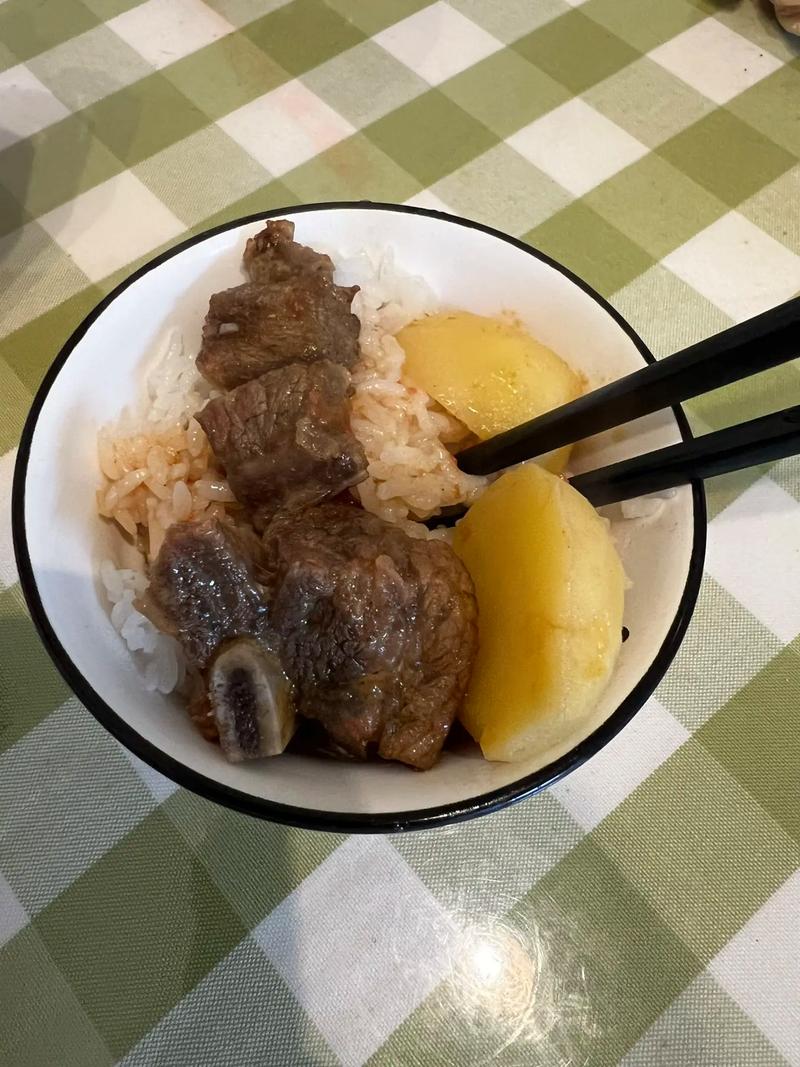 晚上睡觉梦见吃饭是什么意思