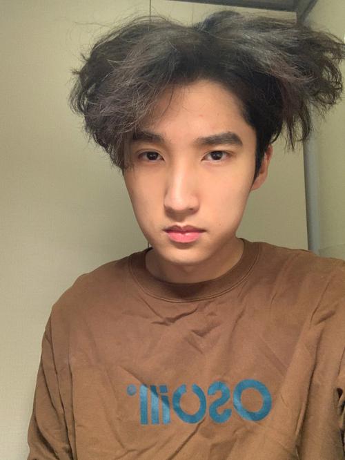 头发自然卷的男人性格