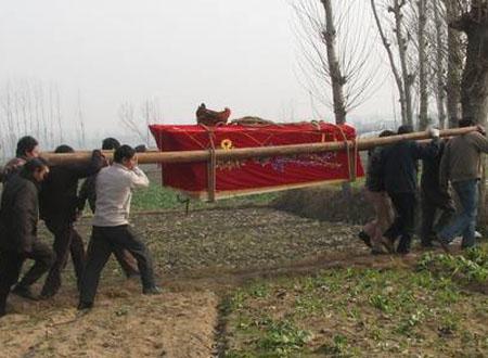 梦见抬棺材埋人是什么意思