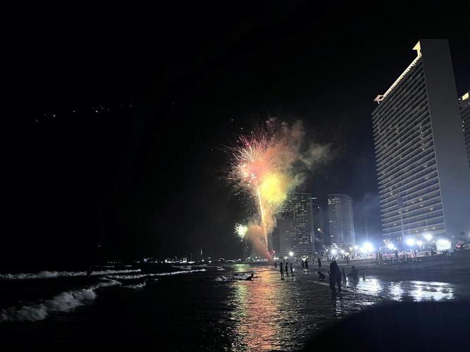 吹起的浪花 遥远的海岸线让你想起了谁