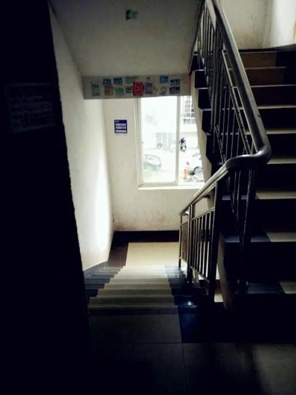 大门开门正对往下楼梯(卷帘水)风水化解方法