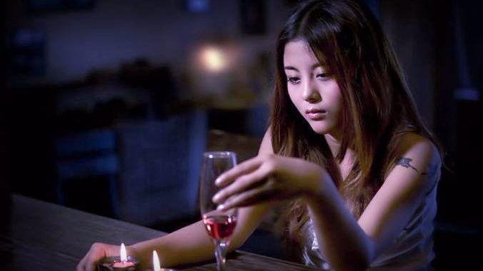 让水瓶男酒后想念的女人