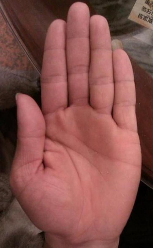 掌心凹陷的手就是存钱手