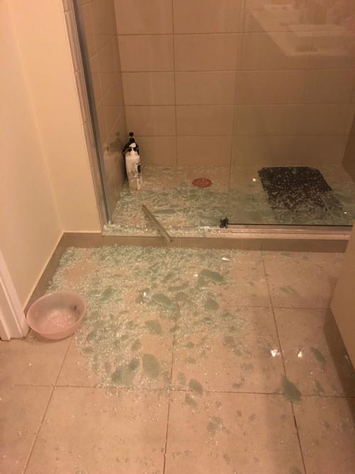 梦见玻璃门碎了