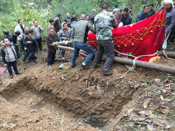 梦见抬棺材埋死人什么意思
