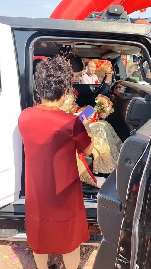 结婚下车为啥要婆婆接