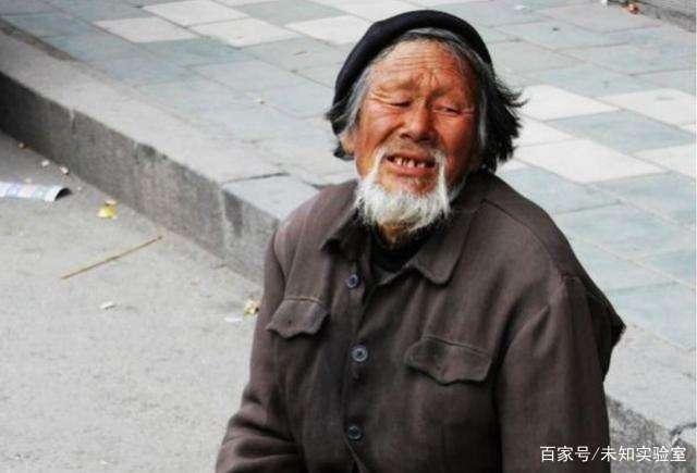 天蝎座遇到职业乞丐时会怎么做