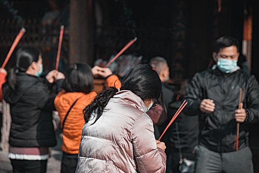 梦见庙会上香