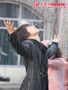 梦见下雨淋湿衣服好不好?