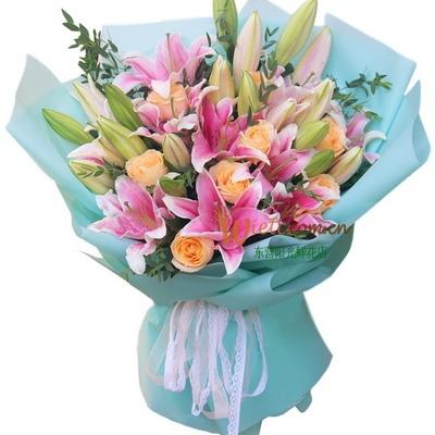 粉百合花配什么花好看?可选香槟玫瑰
