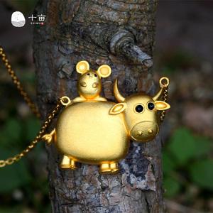 属牛佩戴金鼠饰物旺桃花