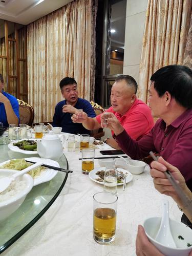 梦见战友聚会喝酒吃饭
