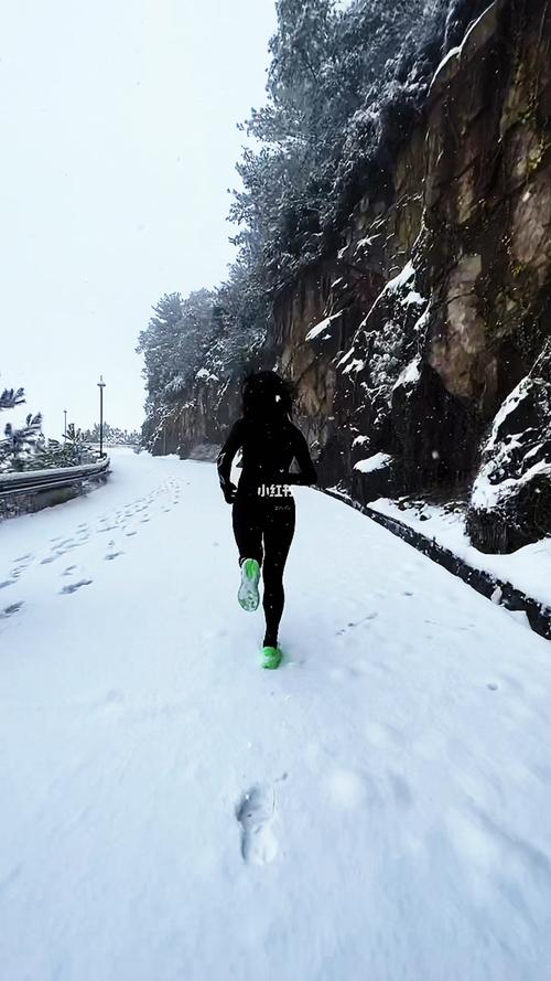 梦见别人在雪中跑步是什么意思