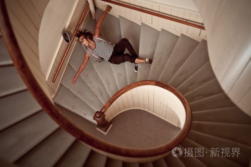 从梯子上摔下
