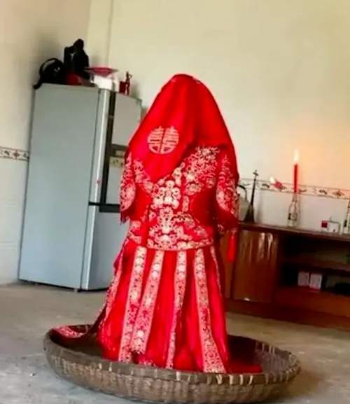 结婚坐簸箕是什么意思