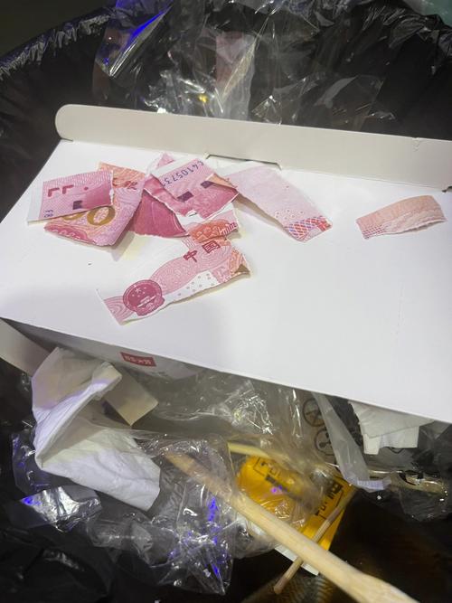 梦见自己收到假钱