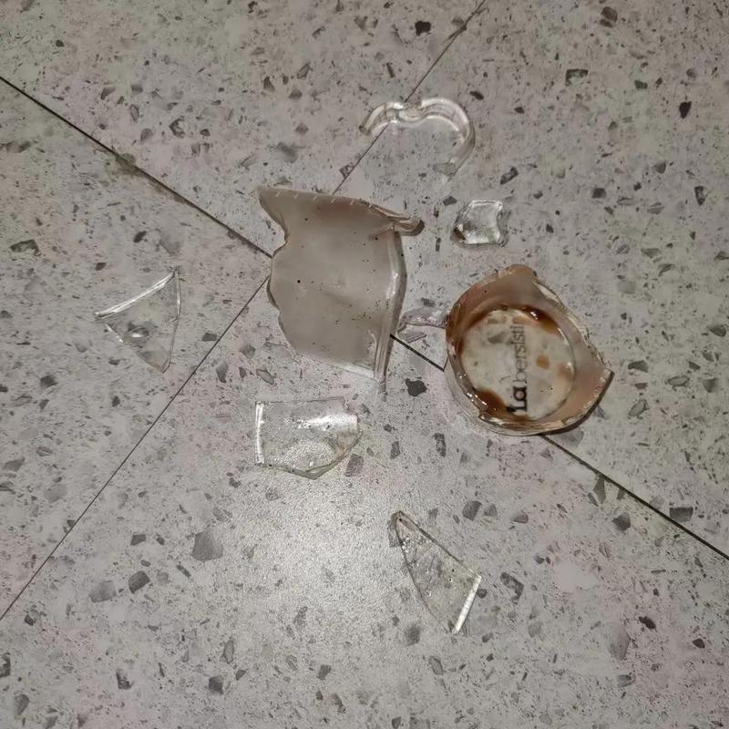 把杯子打碎了