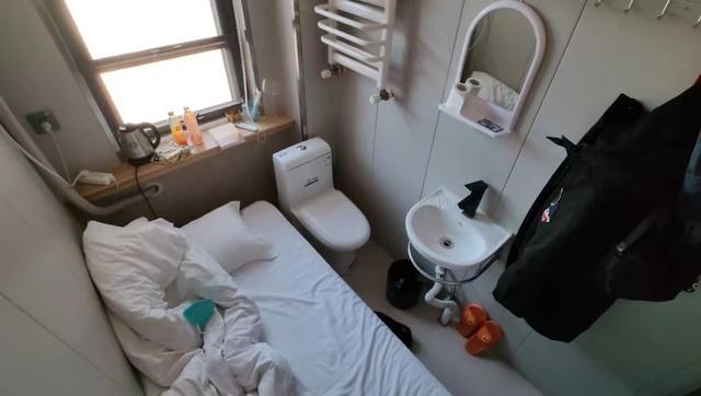 梦见把床铺在茅坑上