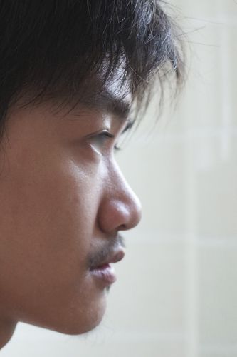 眉骨突出山根低的男人