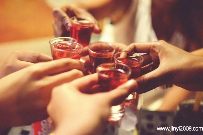 梦见过年回家喝酒