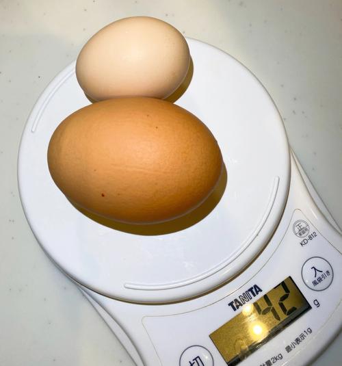 梦见母鸡下了个小鸡蛋是什么意思