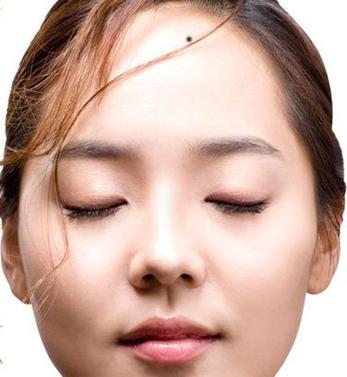 一看觉得高人一等的女人极贵面部痣相