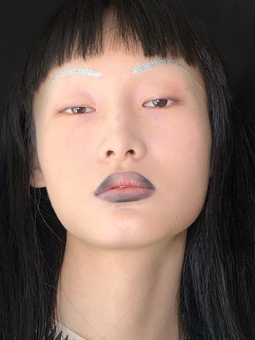 眉毛发亮的人好吗