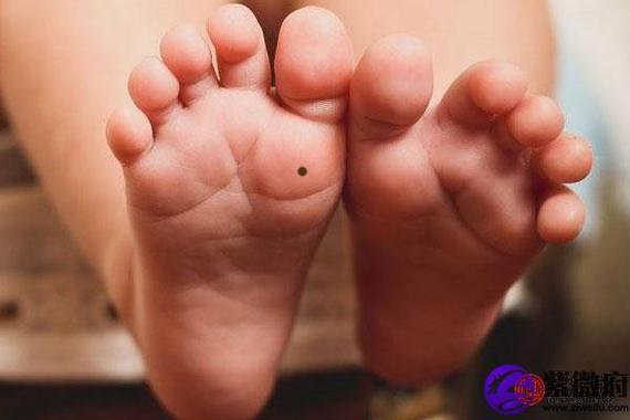 男人脚心有痣寓意前途无量是真的吗?