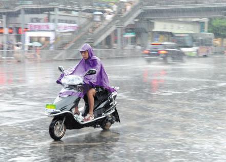 梦见骑车在大雨里,利于修补人际关系