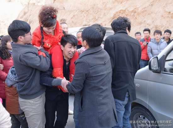 梦见背媳妇 背新娘是什么意思