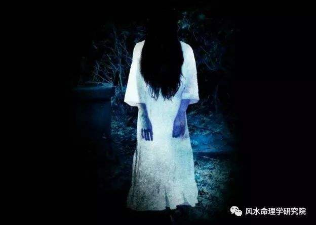 梦见鬼出现在雨中