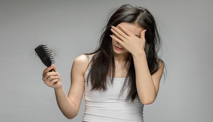 女人自己掉头发