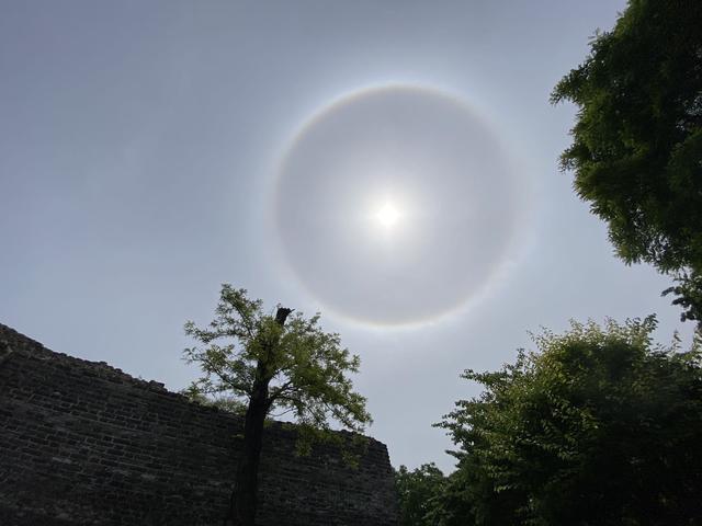 北京上空出现日晕
