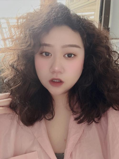 头发自然卷的女人性格都是很好的