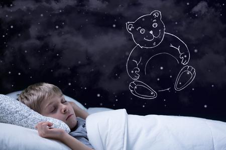 梦见小男孩在怀里睡觉好不好