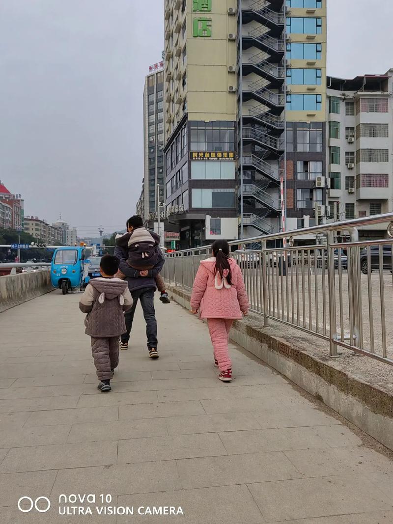 梦见背小孩