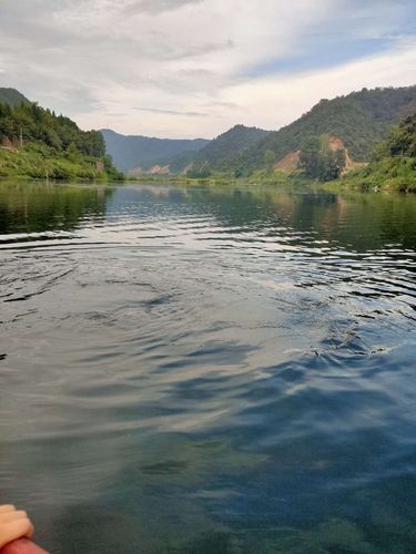 清澈的大河水