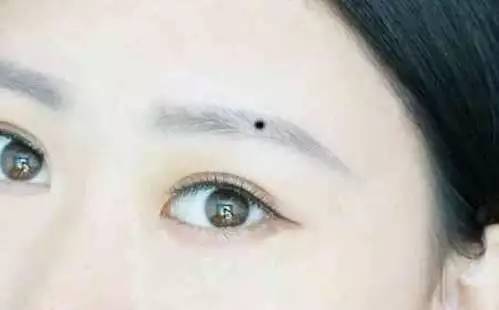 眉毛里有痣好吗