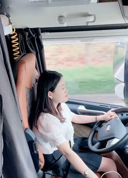 女人梦见自己开大货车上路