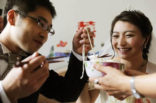 结婚吃面条是什么意思