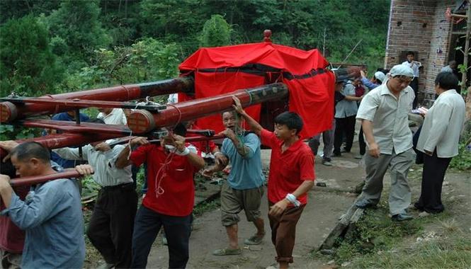 梦见自己和别人抬棺材上山出殡是什么意思
