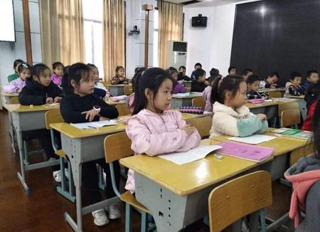 梦见和很多人一起听课