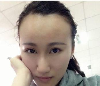 额头又宽又方的女人