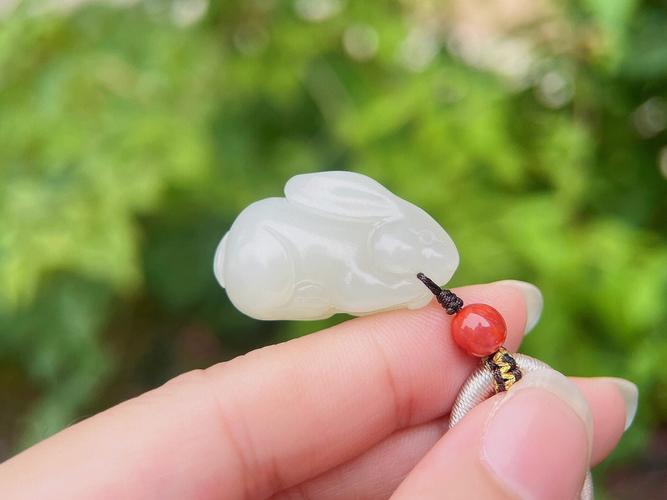 属兔的女性带什么样的玉质挂件好?